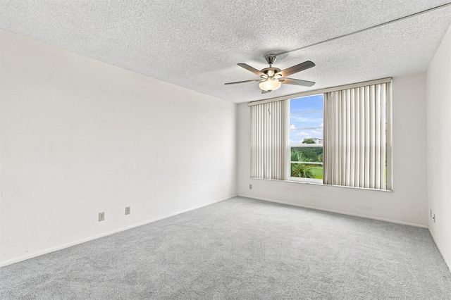 555 Oaks Lane 303, Pompano Beach, FL 33069