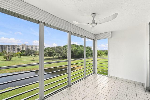 555 Oaks Lane 303, Pompano Beach, FL 33069
