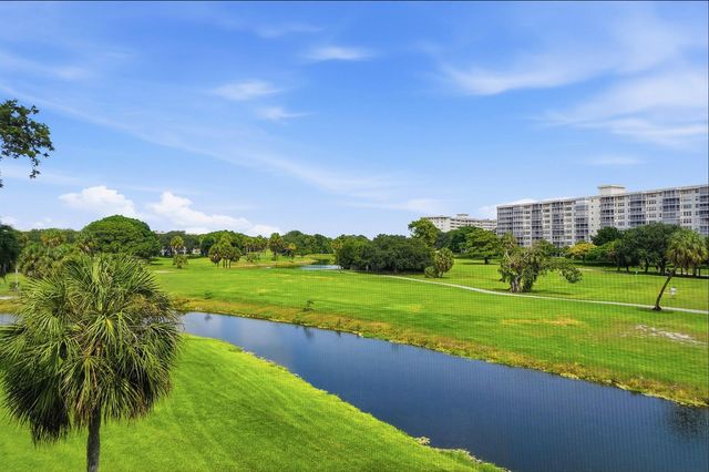 555 Oaks Lane 303, Pompano Beach, FL 33069