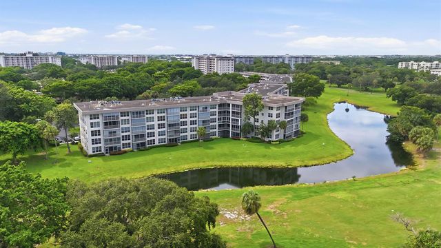 555 Oaks Lane 303, Pompano Beach, FL 33069