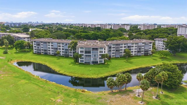 555 Oaks Lane 303, Pompano Beach, FL 33069