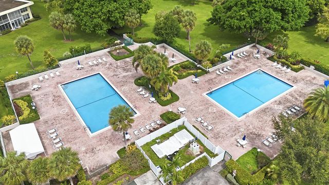 555 Oaks Lane 303, Pompano Beach, FL 33069