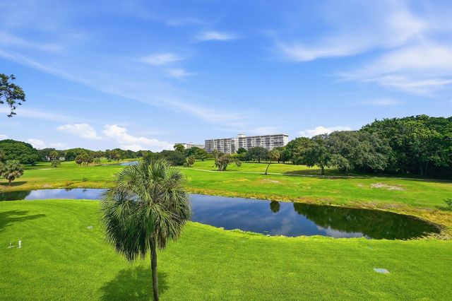 555 Oaks Lane 303, Pompano Beach, FL 33069