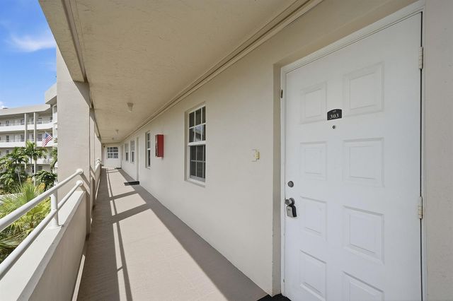 555 Oaks Lane 303, Pompano Beach, FL 33069