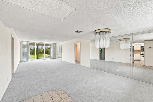 555 Oaks Lane 303, Pompano Beach, FL 33069