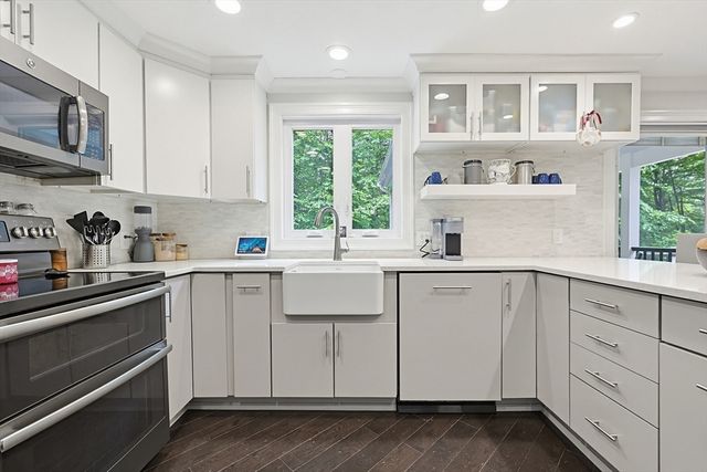 1 Leone Ln, Mendon, MA 01756