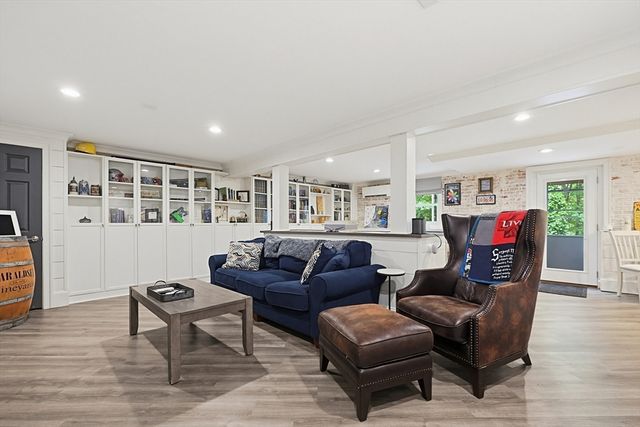 1 Leone Ln, Mendon, MA 01756