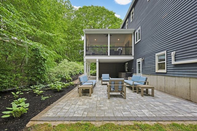1 Leone Ln, Mendon, MA 01756