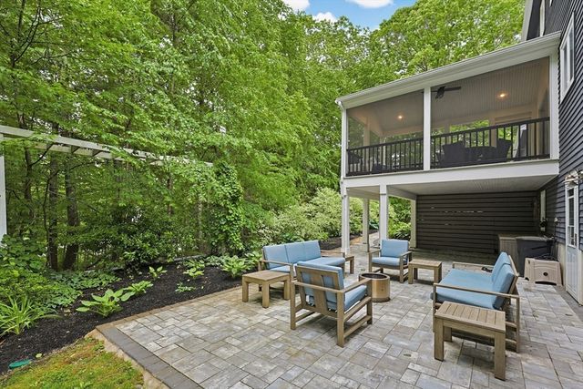 1 Leone Ln, Mendon, MA 01756