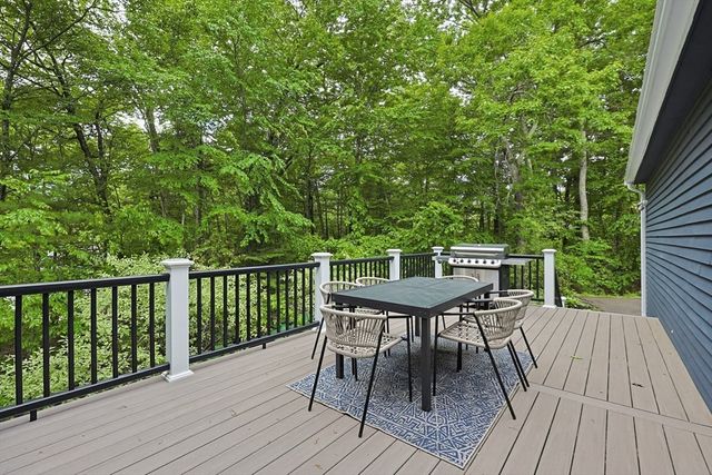 1 Leone Ln, Mendon, MA 01756