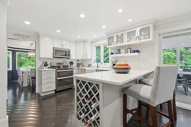 1 Leone Ln, Mendon, MA 01756