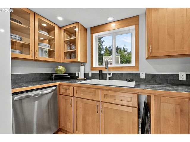 269 S 69TH Pl, Springfield, OR 97478
