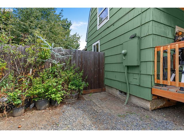 269 S 69TH Pl, Springfield, OR 97478
