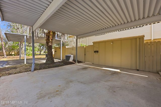 8153 SUTTON Place N, Jacksonville, FL 32217