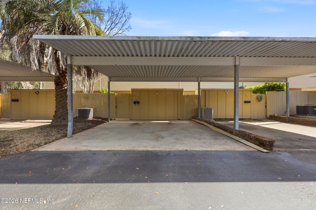 8153 SUTTON Place N, Jacksonville, FL 32217