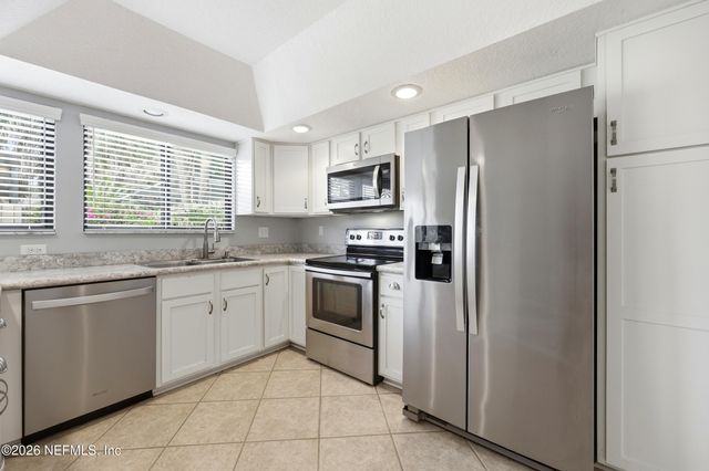 8153 SUTTON Place N, Jacksonville, FL 32217