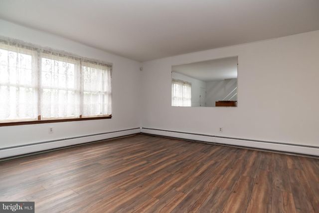 77 CARDINAL RD, Levittown, PA 19057