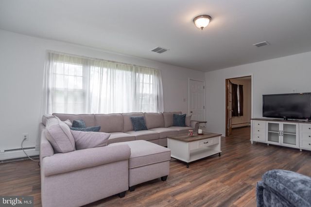 77 CARDINAL RD, Levittown, PA 19057