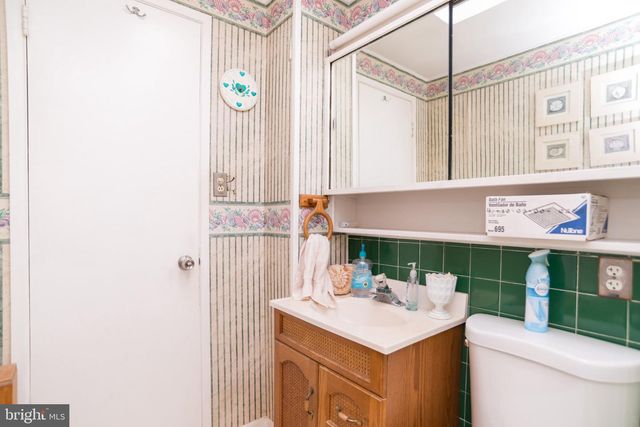 77 CARDINAL RD, Levittown, PA 19057