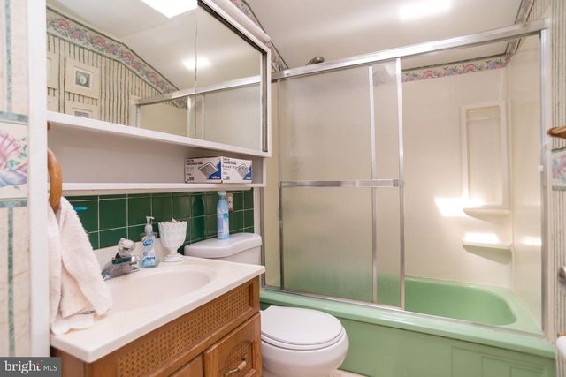 77 CARDINAL RD, Levittown, PA 19057