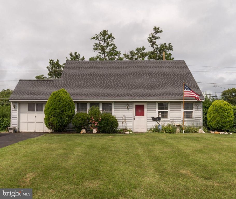 77 CARDINAL RD, Levittown, PA 19057