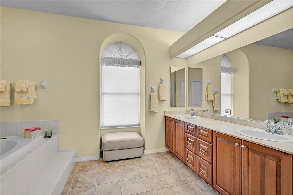 Image 9 of property listing at 5072 KILTY COURT E, Bradenton, FL 34203