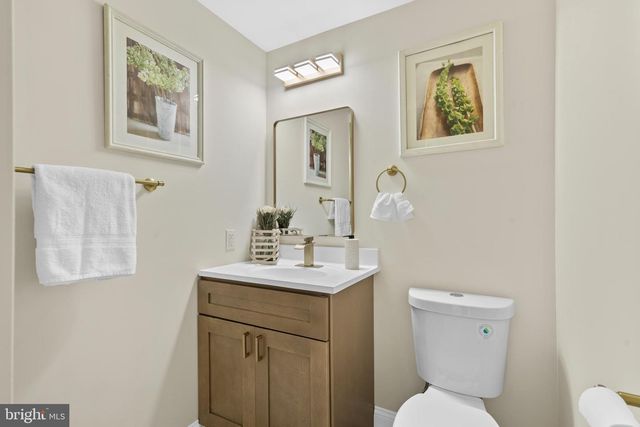 120 CANTERBURY RD, Mount Laurel, NJ 08054