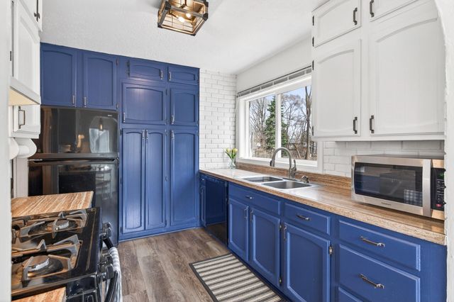 1387 Hadley Avenue N, Oakdale, MN 55128