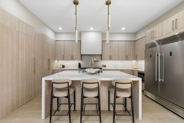 10 S Briar Hollow Lane 15, Houston, TX 77027