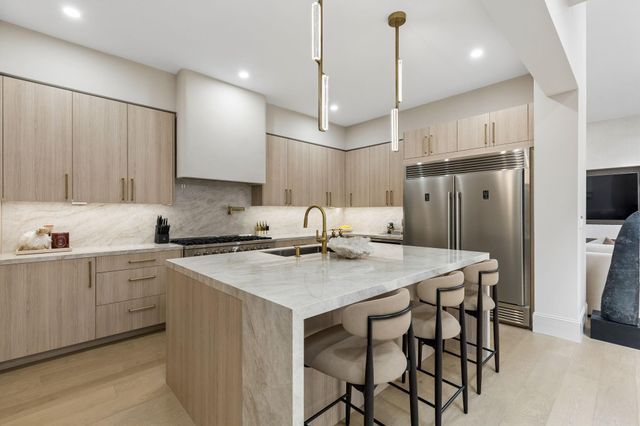 10 S Briar Hollow Lane 15, Houston, TX 77027
