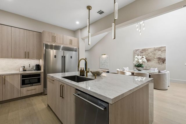 10 S Briar Hollow Lane 15, Houston, TX 77027