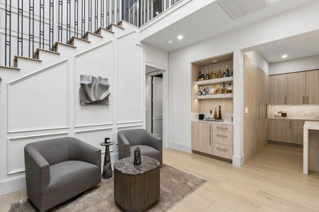 10 S Briar Hollow Lane 15, Houston, TX 77027