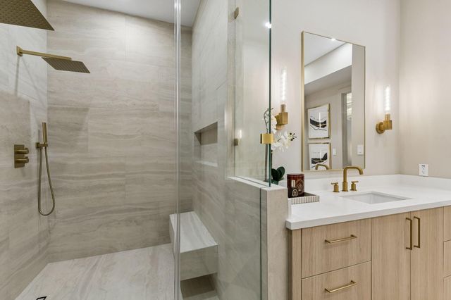 10 S Briar Hollow Lane 15, Houston, TX 77027