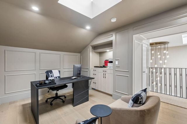10 S Briar Hollow Lane 15, Houston, TX 77027