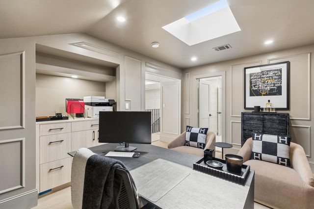10 S Briar Hollow Lane 15, Houston, TX 77027