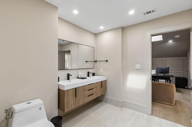 10 S Briar Hollow Lane 15, Houston, TX 77027