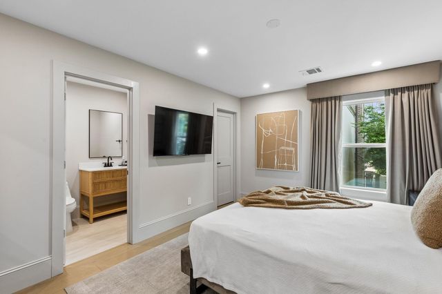 10 S Briar Hollow Lane 15, Houston, TX 77027