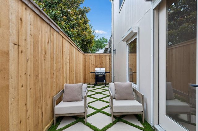 10 S Briar Hollow Lane 15, Houston, TX 77027