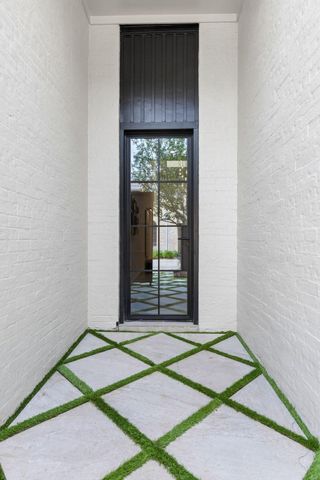 10 S Briar Hollow Lane 15, Houston, TX 77027