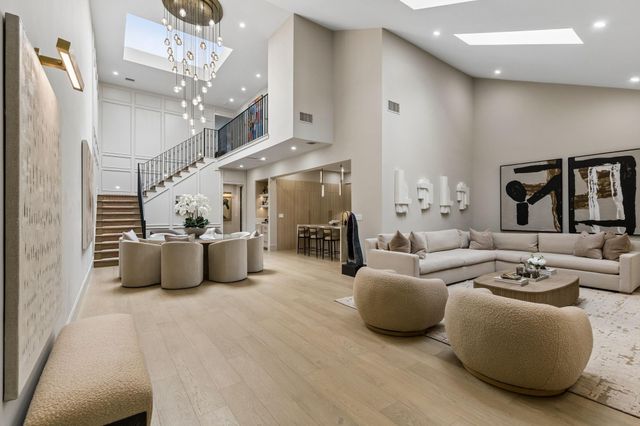 10 S Briar Hollow Lane 15, Houston, TX 77027