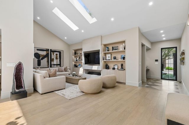 10 S Briar Hollow Lane 15, Houston, TX 77027