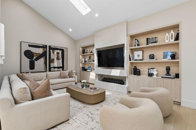10 S Briar Hollow Lane 15, Houston, TX 77027