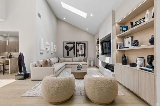10 S Briar Hollow Lane 15, Houston, TX 77027