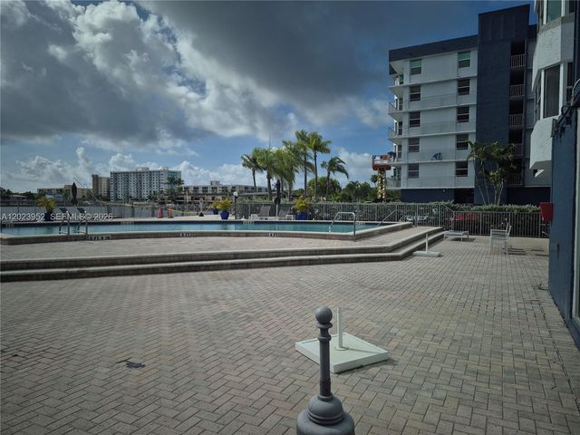 16565 NE 26th Ave 2E, North Miami Beach, FL 33160