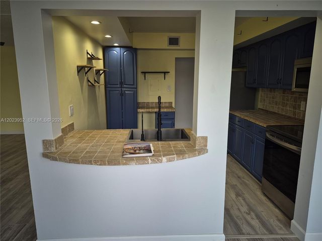 16565 NE 26th Ave 2E, North Miami Beach, FL 33160