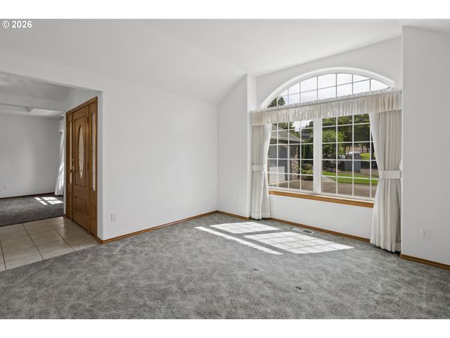 1747 Sw MONTMORE Way, Troutdale, OR 97060