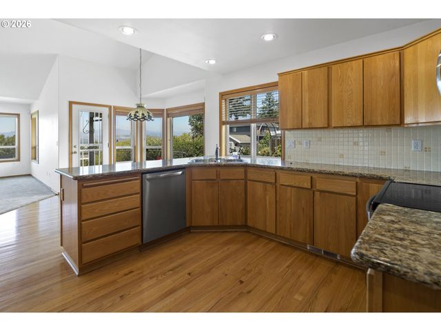 1747 Sw MONTMORE Way, Troutdale, OR 97060