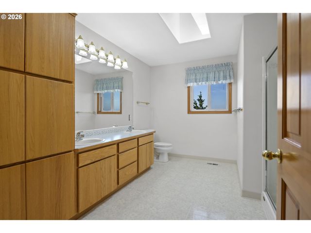 1747 Sw MONTMORE Way, Troutdale, OR 97060