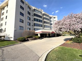 43000 12 Oaks Crescent Drive 2033, Novi, MI 48377