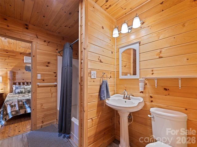 299 Blue Ridge Parkway, Bryson City, NC 28713